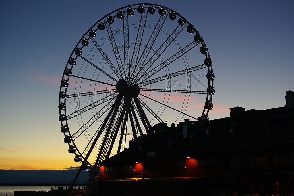 Soak in panoramic views of the Emerald City from the too of the Great Wheel.